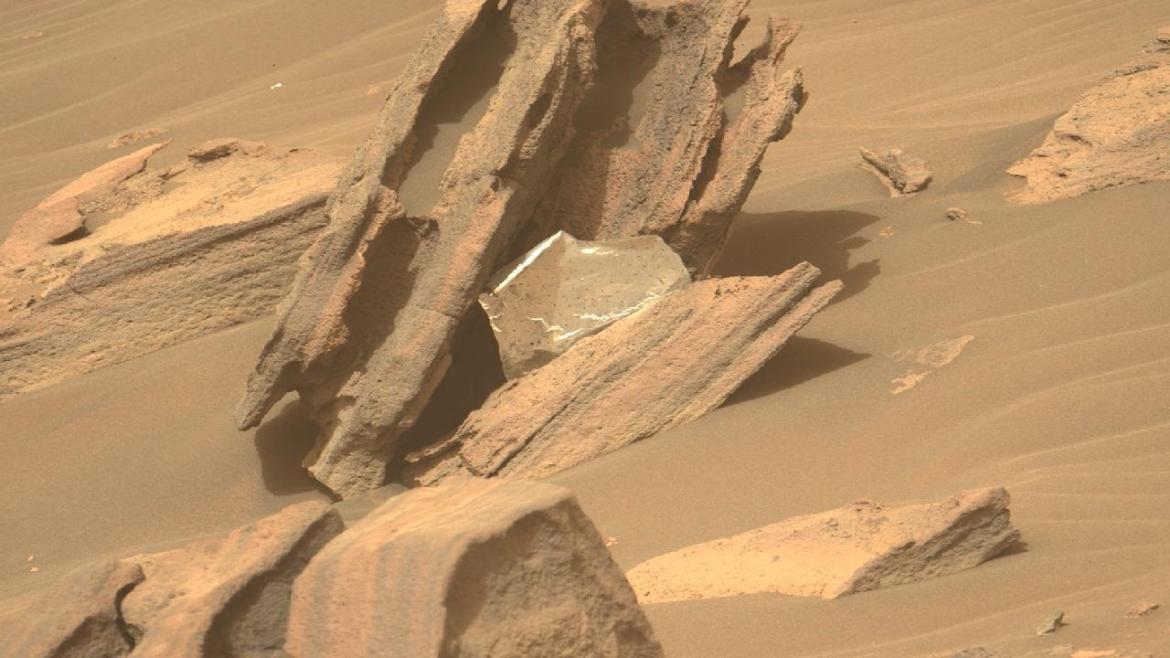Mars yüzeyinde tonlarca çöp birikti